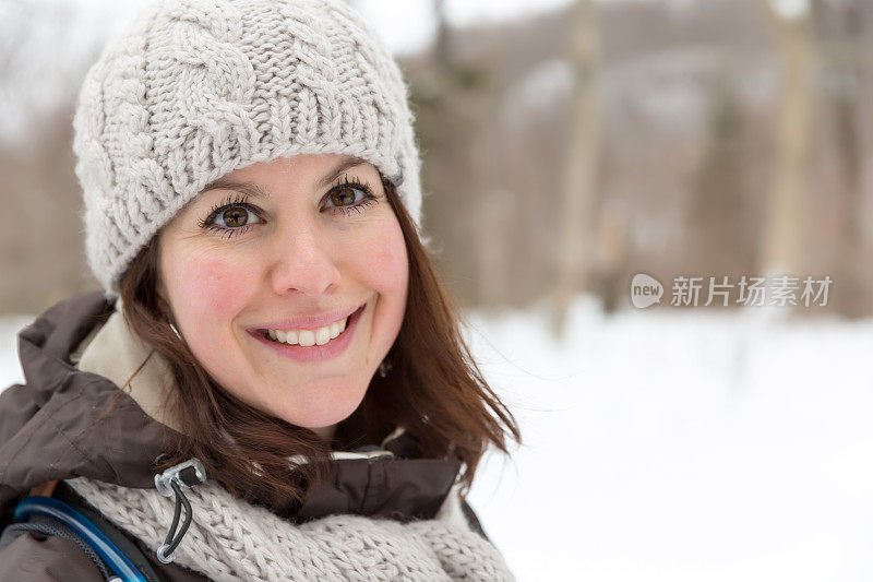 白种人年轻女人在室外的冬天