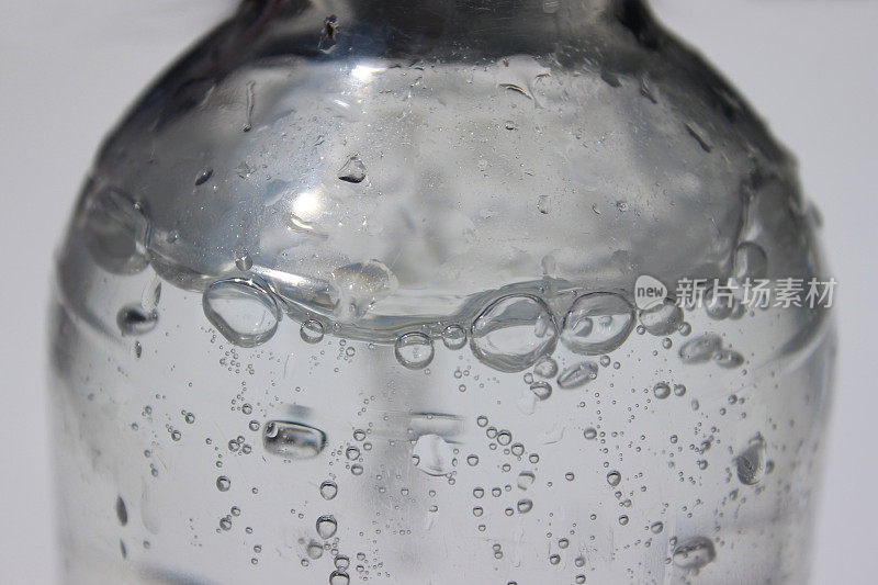 瓶装气泡水的形象，苏打水与二氧化碳泡泡