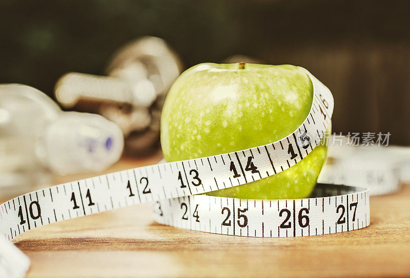 健身，节食主题场景与苹果和卷尺。