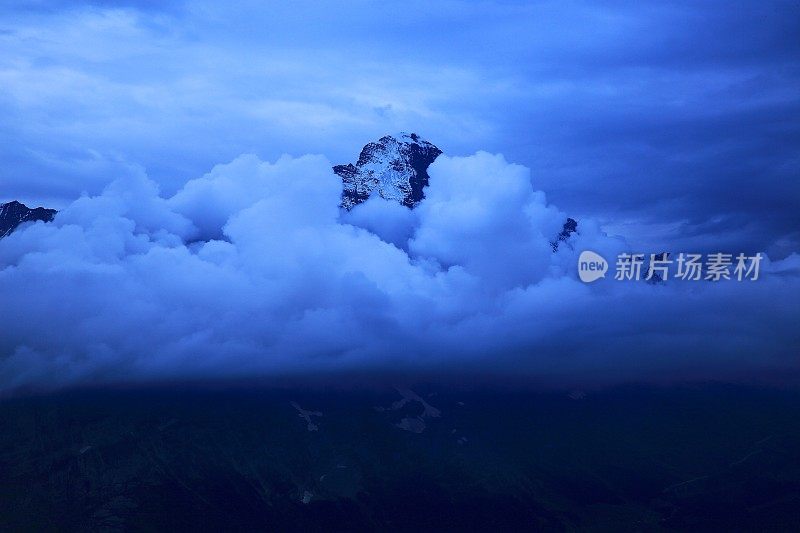 艾格尔峰顶，戏剧性的雷雨云黄昏，伯恩斯高地，瑞士阿尔卑斯山