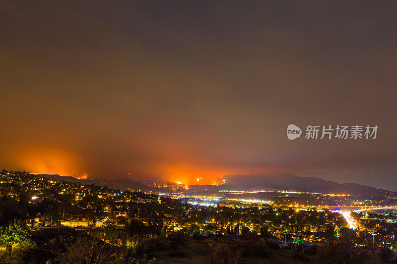 圣塔克拉利塔大火的夜间曝光照片