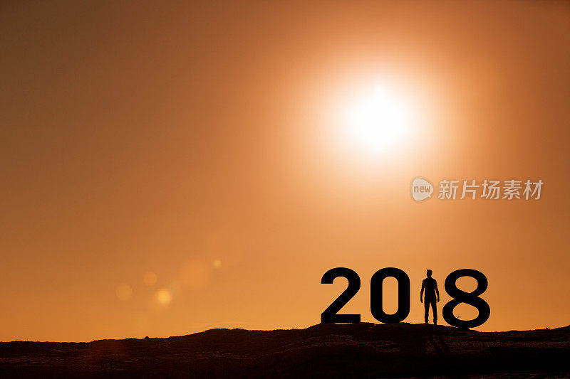 2018年日落时分站在山上的人的剪影