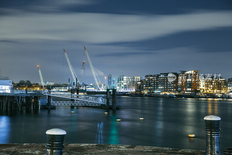 夜景码头和灯火通明的城市