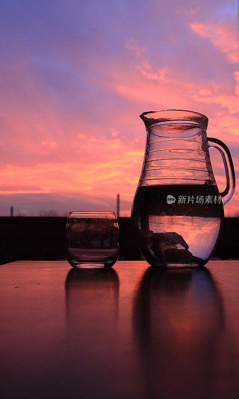 水壶里装满水和玻璃杯