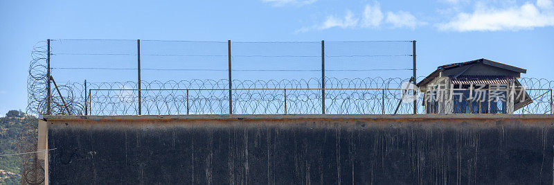 监狱的围墙和警戒塔
