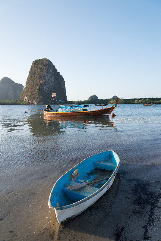 泰国的海滩和热带海洋和长尾船