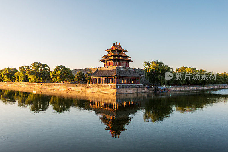 中国北京故宫的护城河和瞭望塔