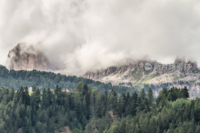 卡迪纳乔山脉的全景与云-白云石意大利