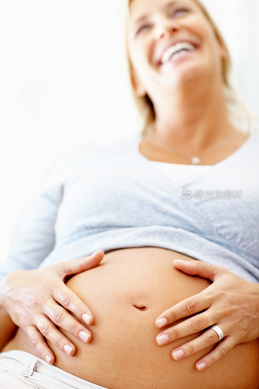 中年孕妇抱着自己的肚子