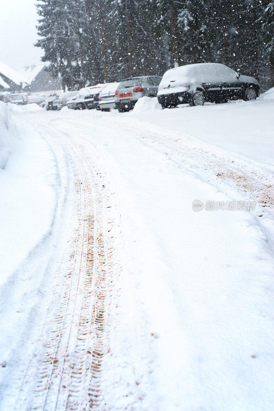 停在被雪覆盖的道路上的汽车