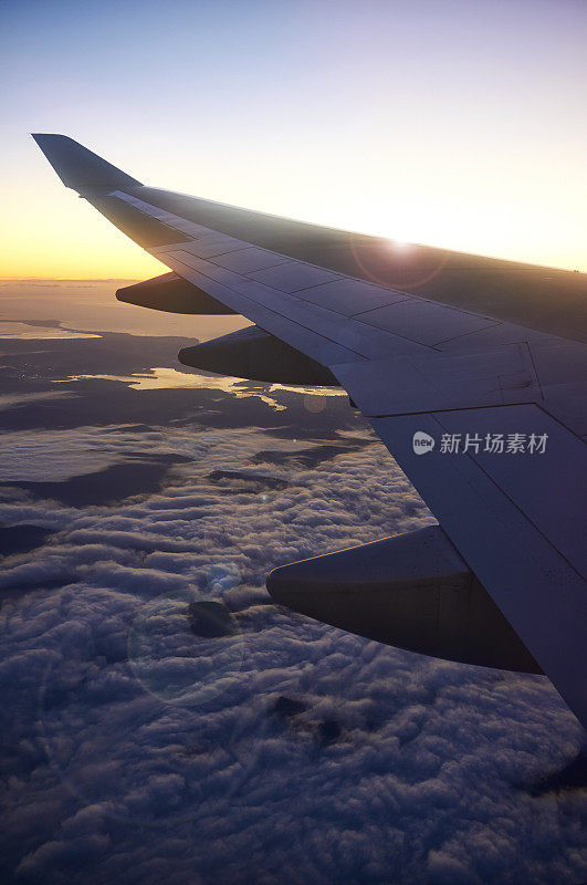 飞机机翼和夜空