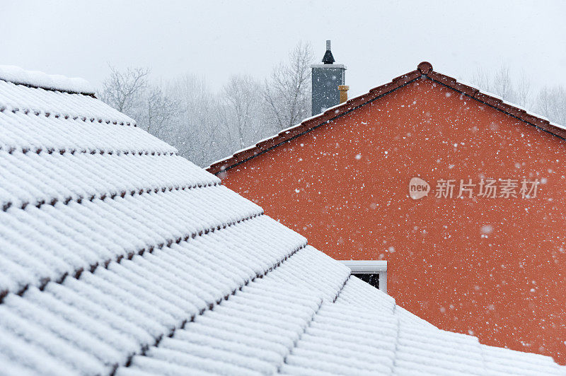 屋顶被雪覆盖