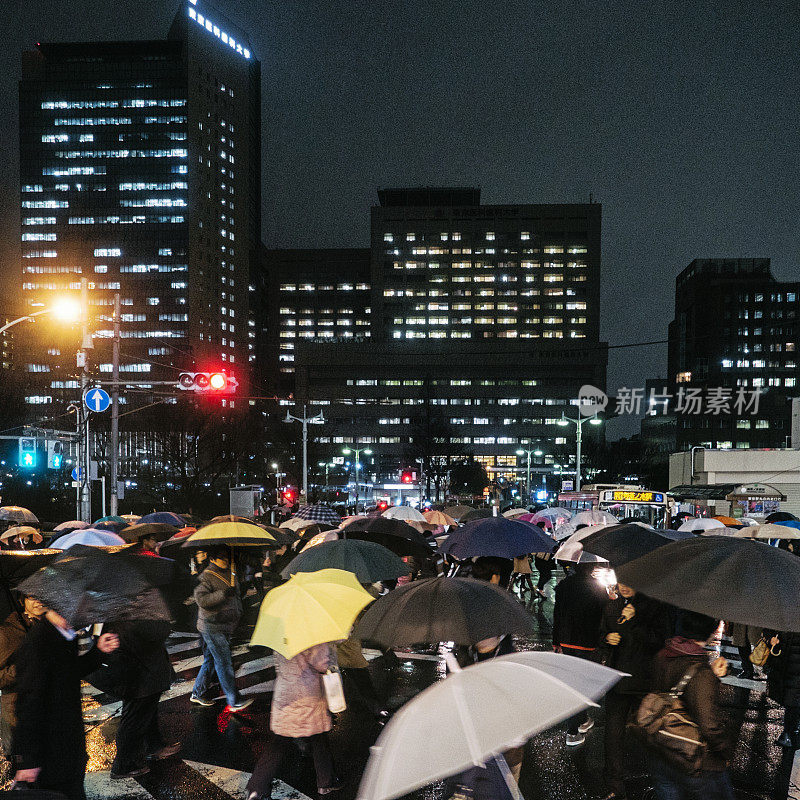 东京下雨的雨伞