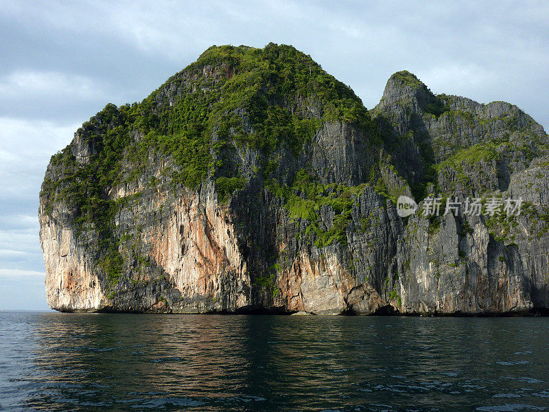 玛雅湾的岩石，菲勒岛，泰国