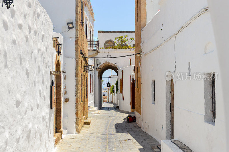 希腊林多斯-罗德岛的狭窄街道和传统建筑
