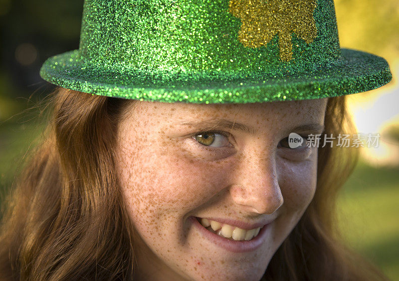 爱尔兰雀斑脸红发女孩，圣帕特里克帽子和微笑的孩子