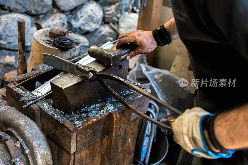 铁匠正在塑造一个传统的日本烹饪刀
