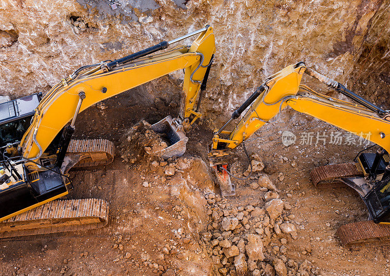 手提挖掘机和斗式挖泥船在挖掘区域共同工作