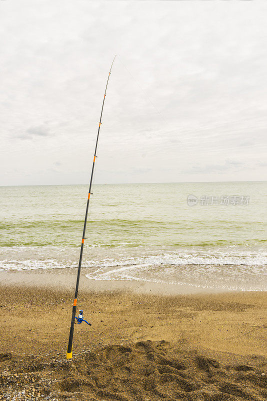 海滩上的钓竿