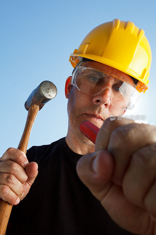 建筑工人使用锤子和凿子。