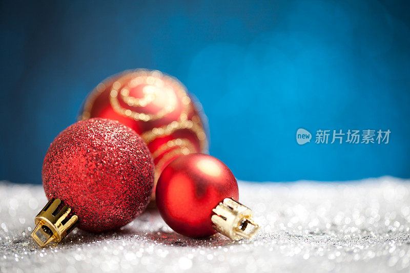 蓝色背景，银色的红色圣诞装饰物
