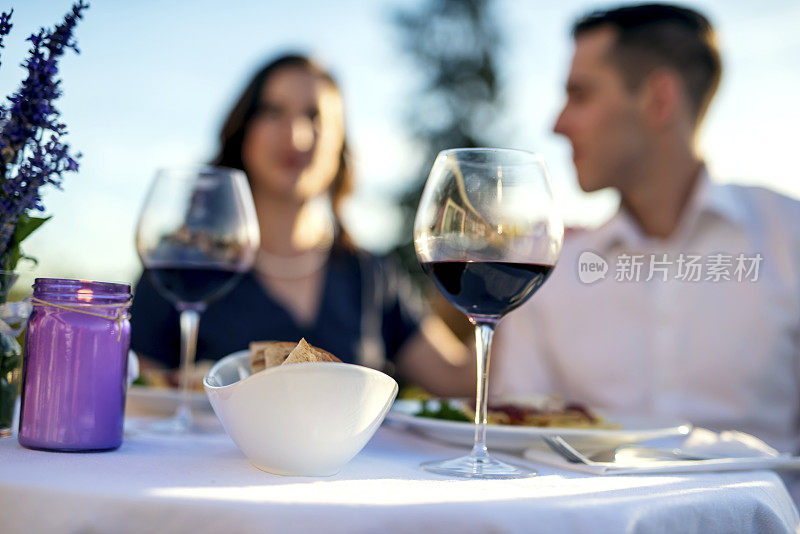 酒杯放在户外餐桌上