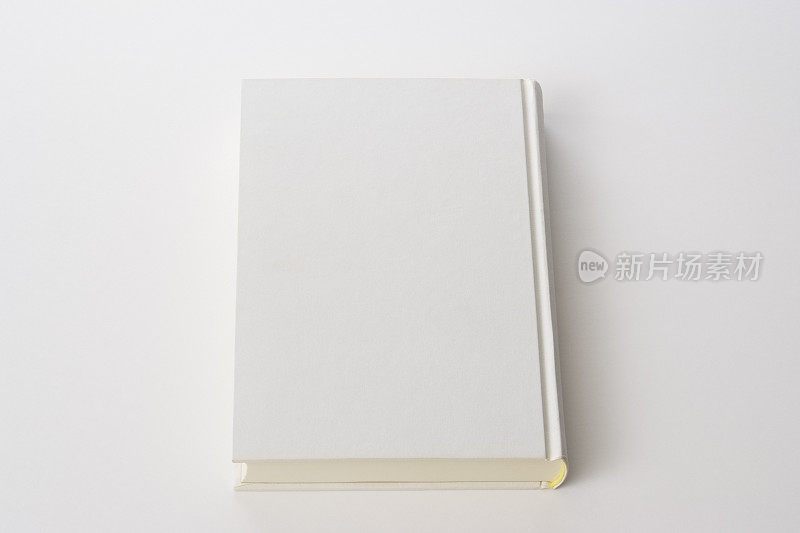 在白色背景上封闭的白色空白书的孤立镜头