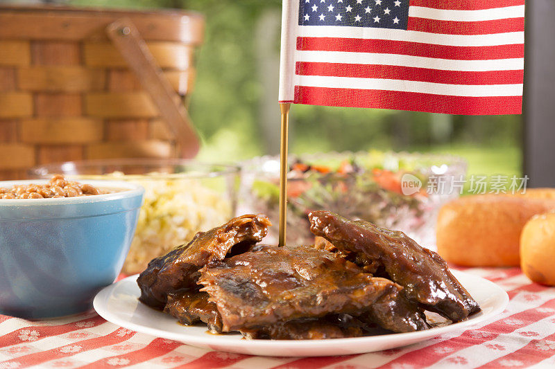 食物:烧烤排骨、豆子、土豆沙拉和一面美国国旗。