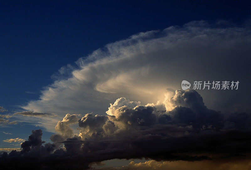 BC省温哥华晴雷雨