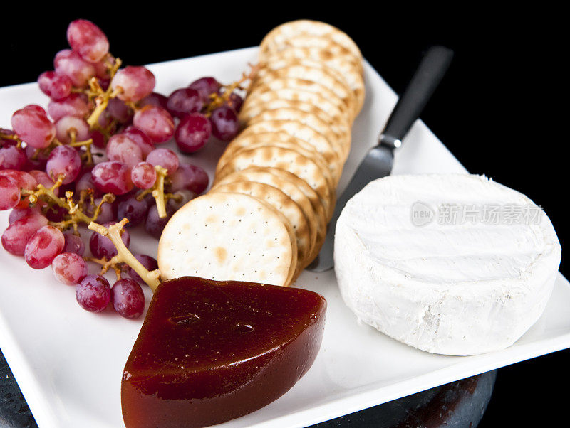 奶酪拼盘欧洲大陆食物卡芒贝尔葡萄。
