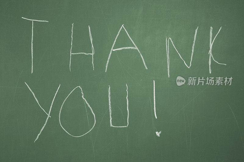 孩子写有“谢谢”的黑板