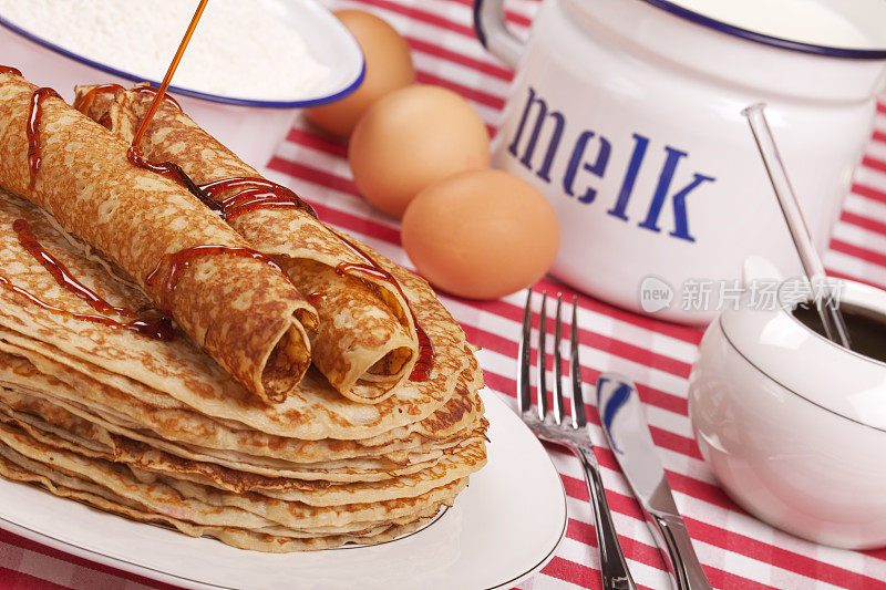 荷兰煎饼加糖浆或“pannenkoeken遇到stroop”