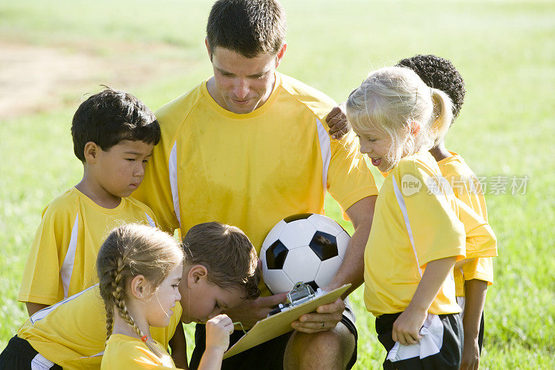 教练训练不同类型的年轻足球队队员