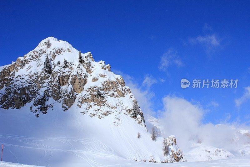 冬季的山峰在白云岩