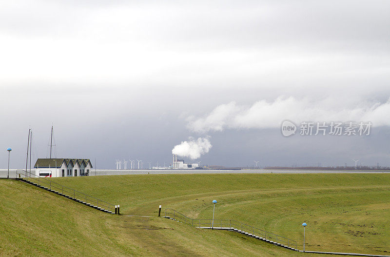 荷兰风景:ijsselmeer圩田中的蒸汽能源植物