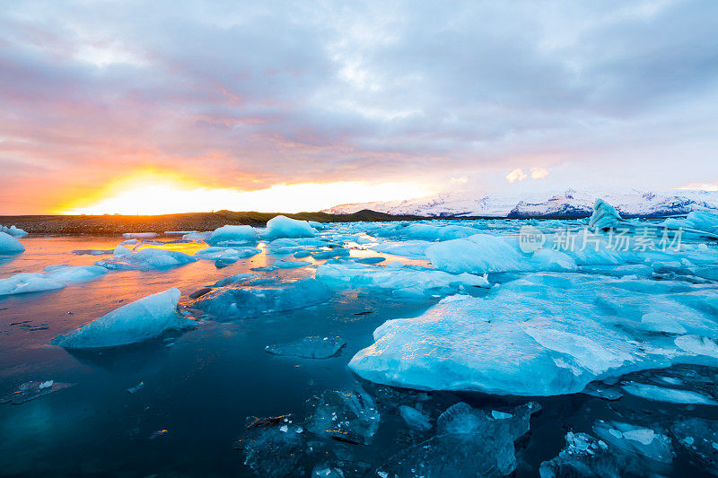 冰山在Jokulsarlon礁湖日落