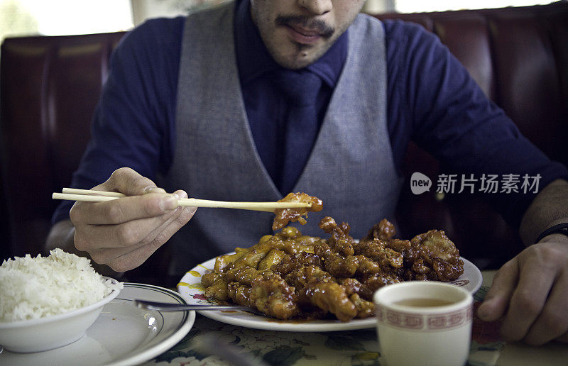 咀嚼中国食物的小胡子男人