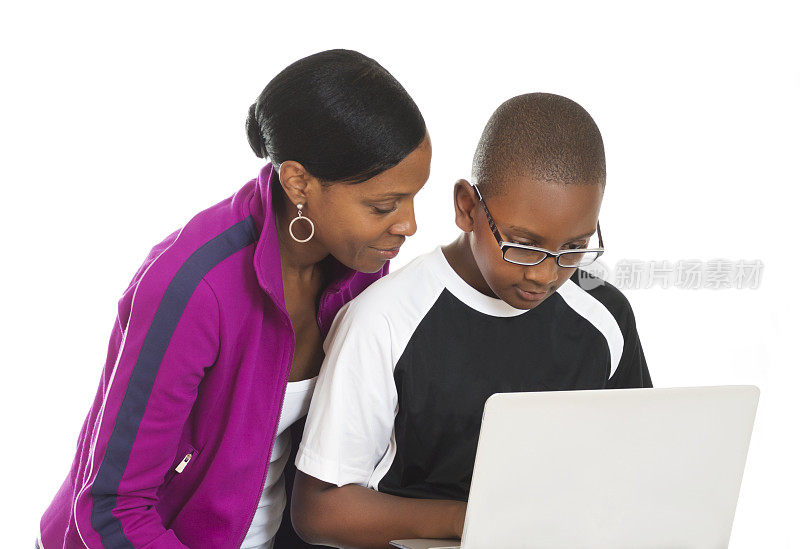 母亲和儿子在用笔记本电脑