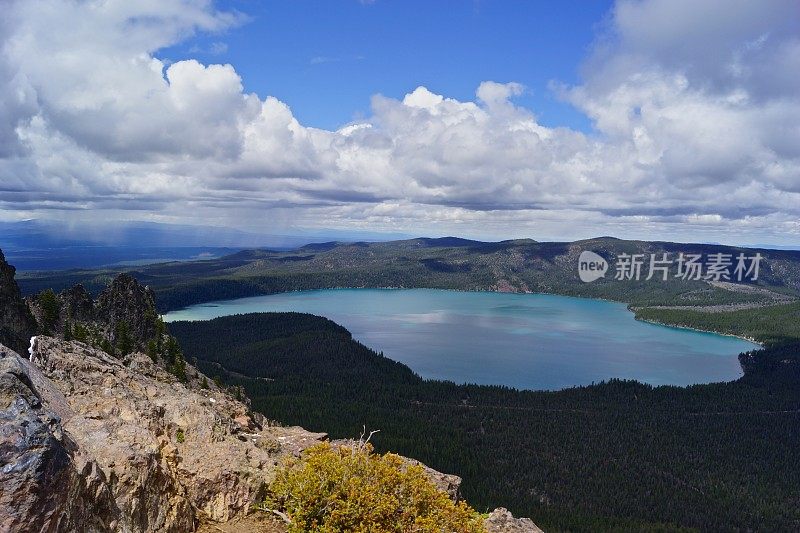 绿色的火山湖