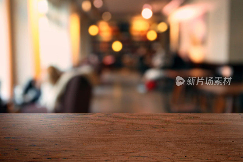 现代自助餐厅的空桌子，日光，散焦背景