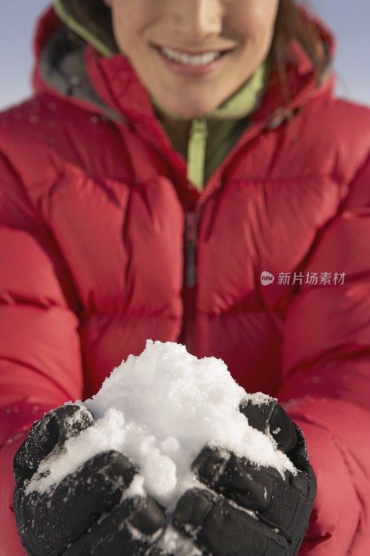 女人抱着雪球