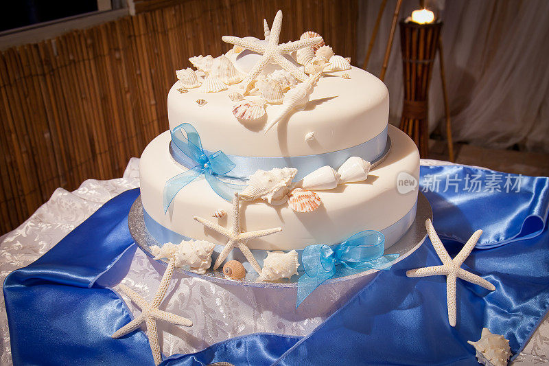 海滩主题婚礼蛋糕与海星和贝壳