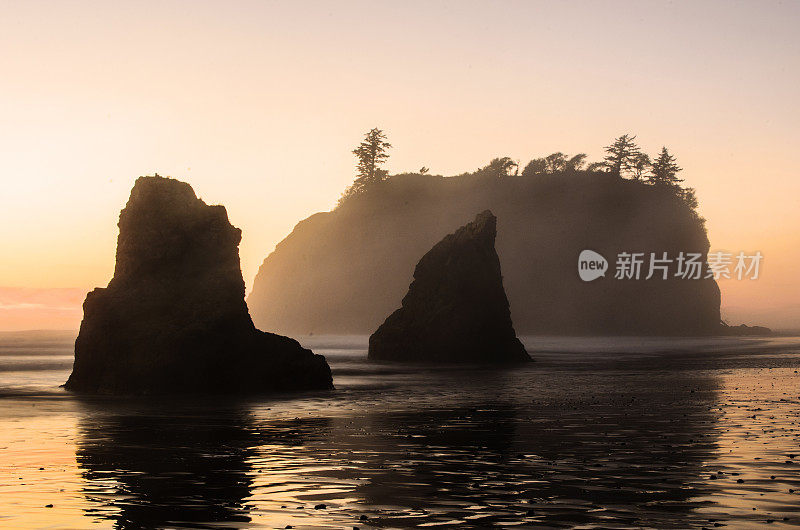 太平洋西北部日落时的海峰剪影