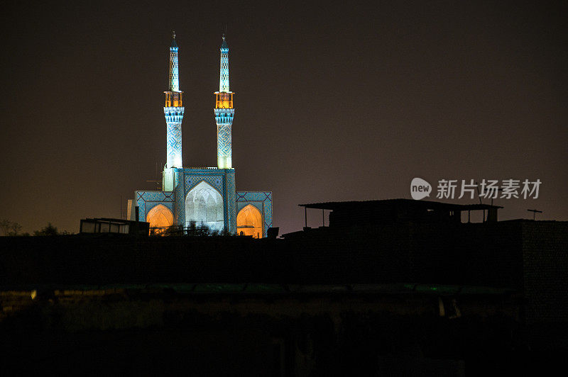 夜晚的雅兹德和贾梅清真寺。