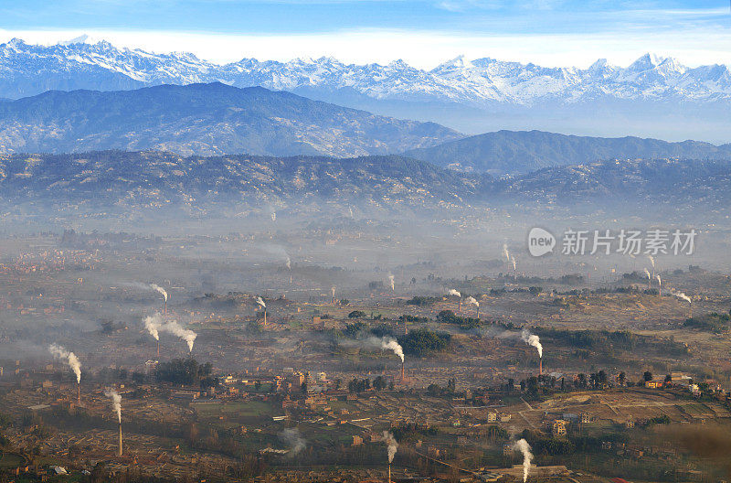 尼泊尔的砖烟囱和加德满都山谷