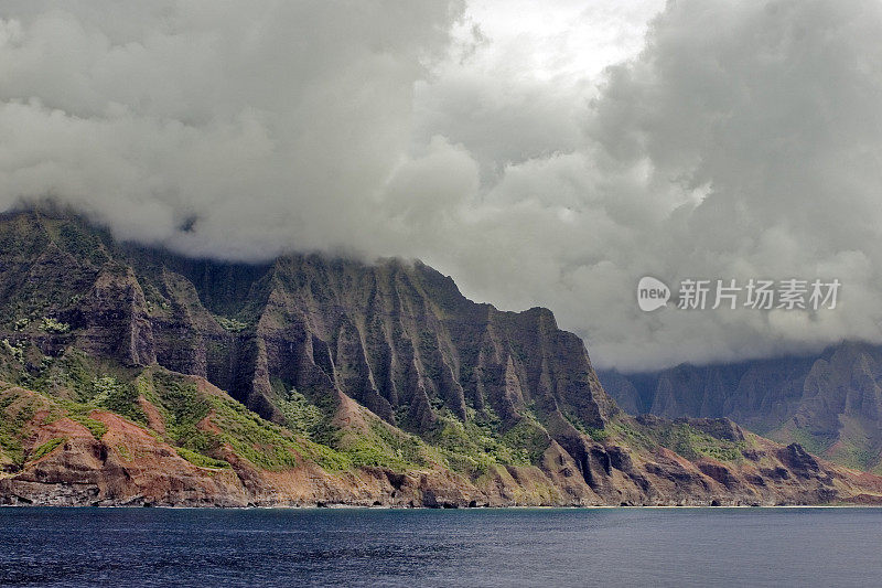 多云的纳帕利海岸线考艾岛-夏威夷