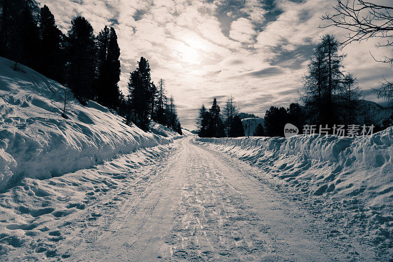 意大利阿尔卑斯山冬季公路，白云石