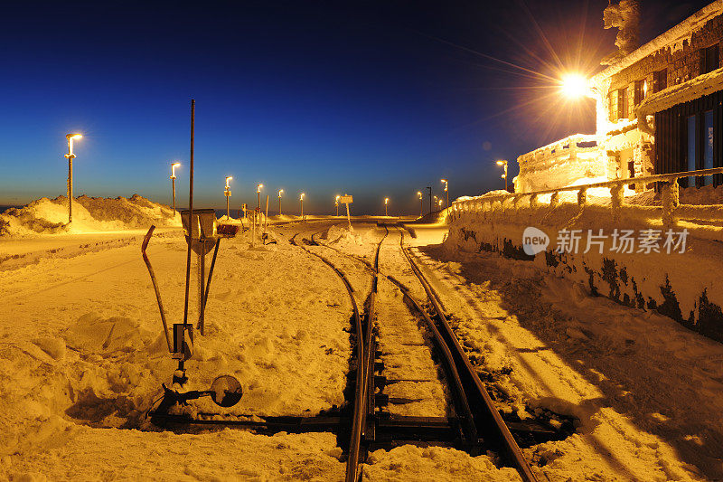 雪覆盖迷失的火车站在偏僻的地方