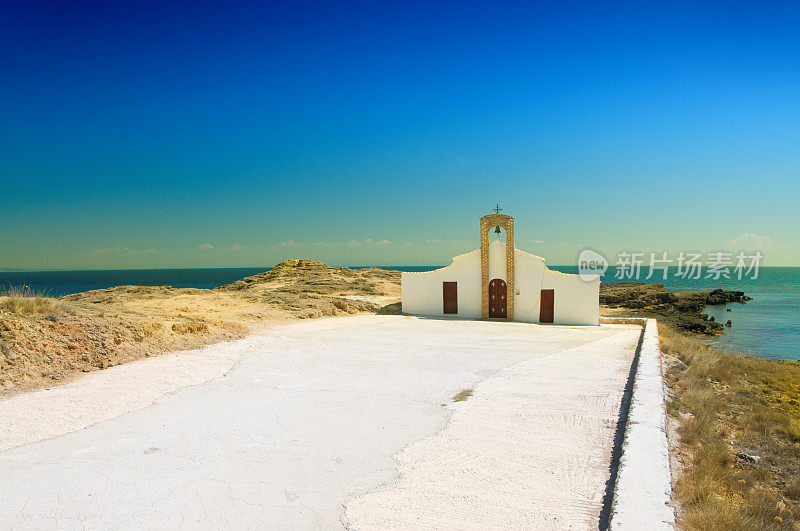 希腊海岛海边的东正教教堂