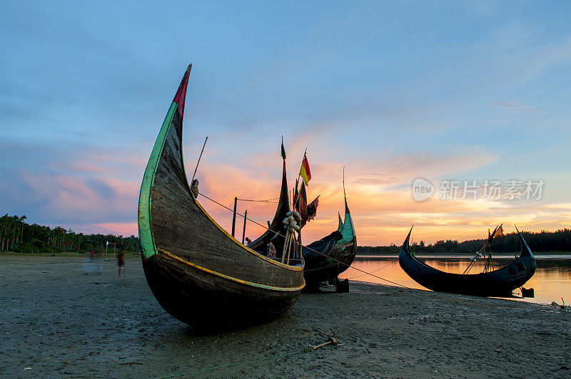 孟加拉国海滩上的一艘船